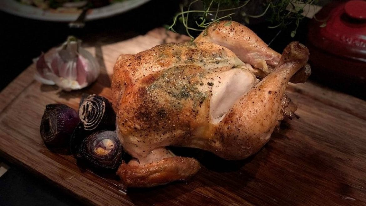 Receta de pollo entero asado al horno: jugoso por dentro y crujiente por fuera