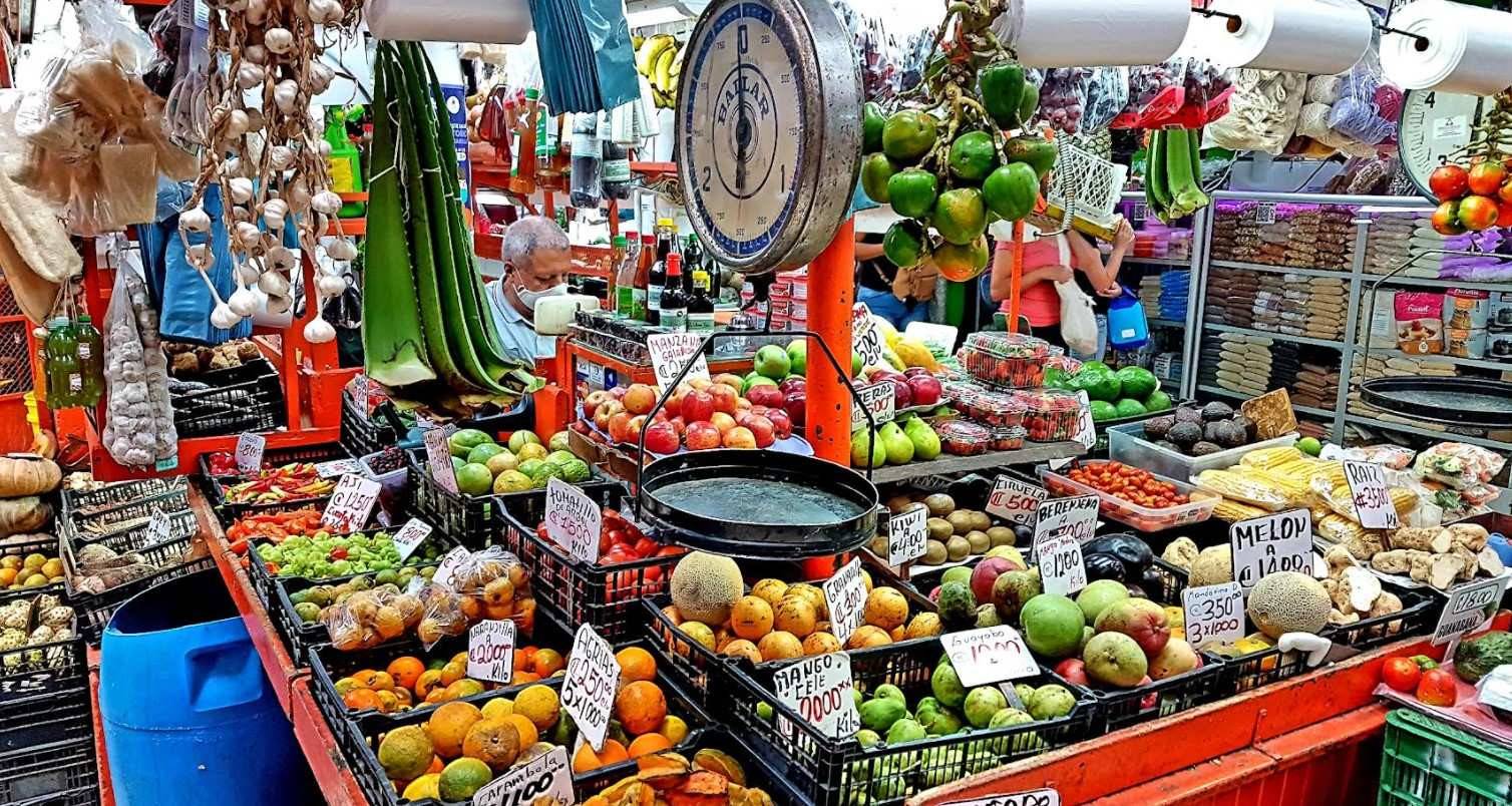 Uno de los exuberantes puestos de fruta del Mercado Central de San José