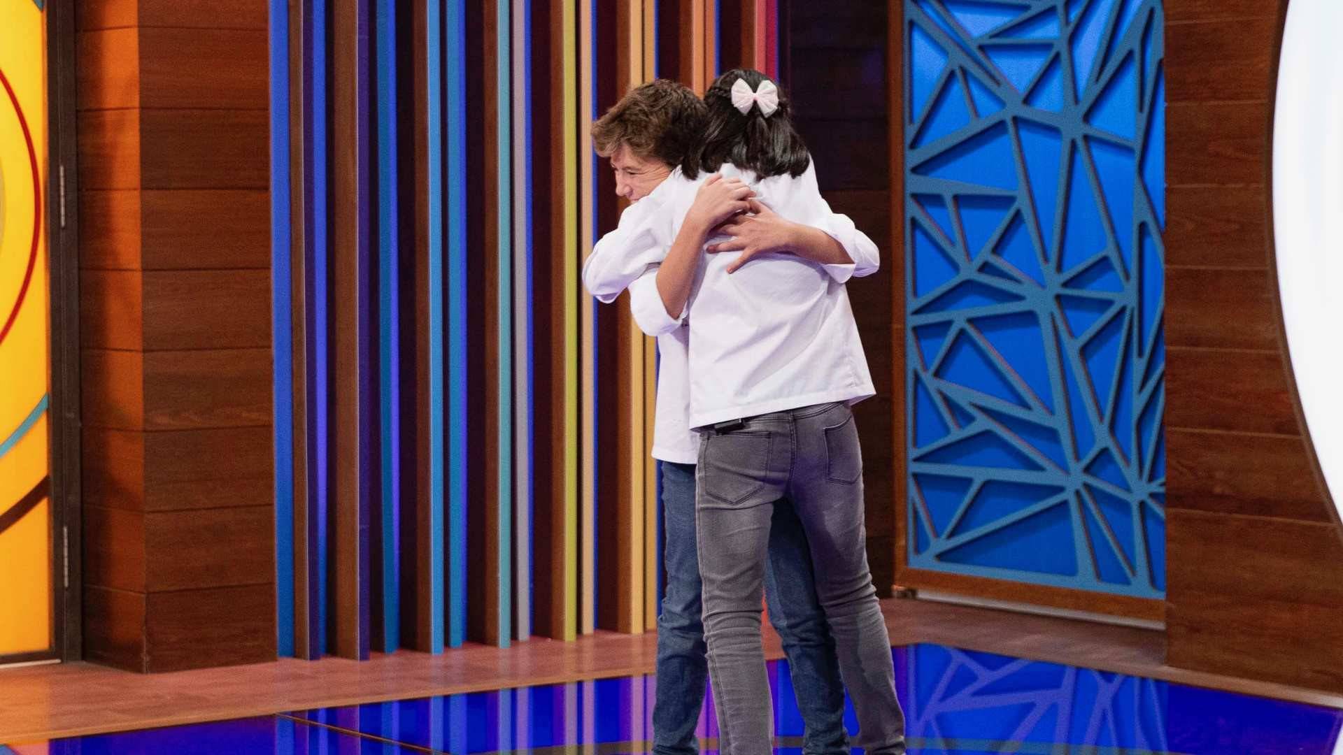 Guillem y Carla abrazados tras la prueba final. 