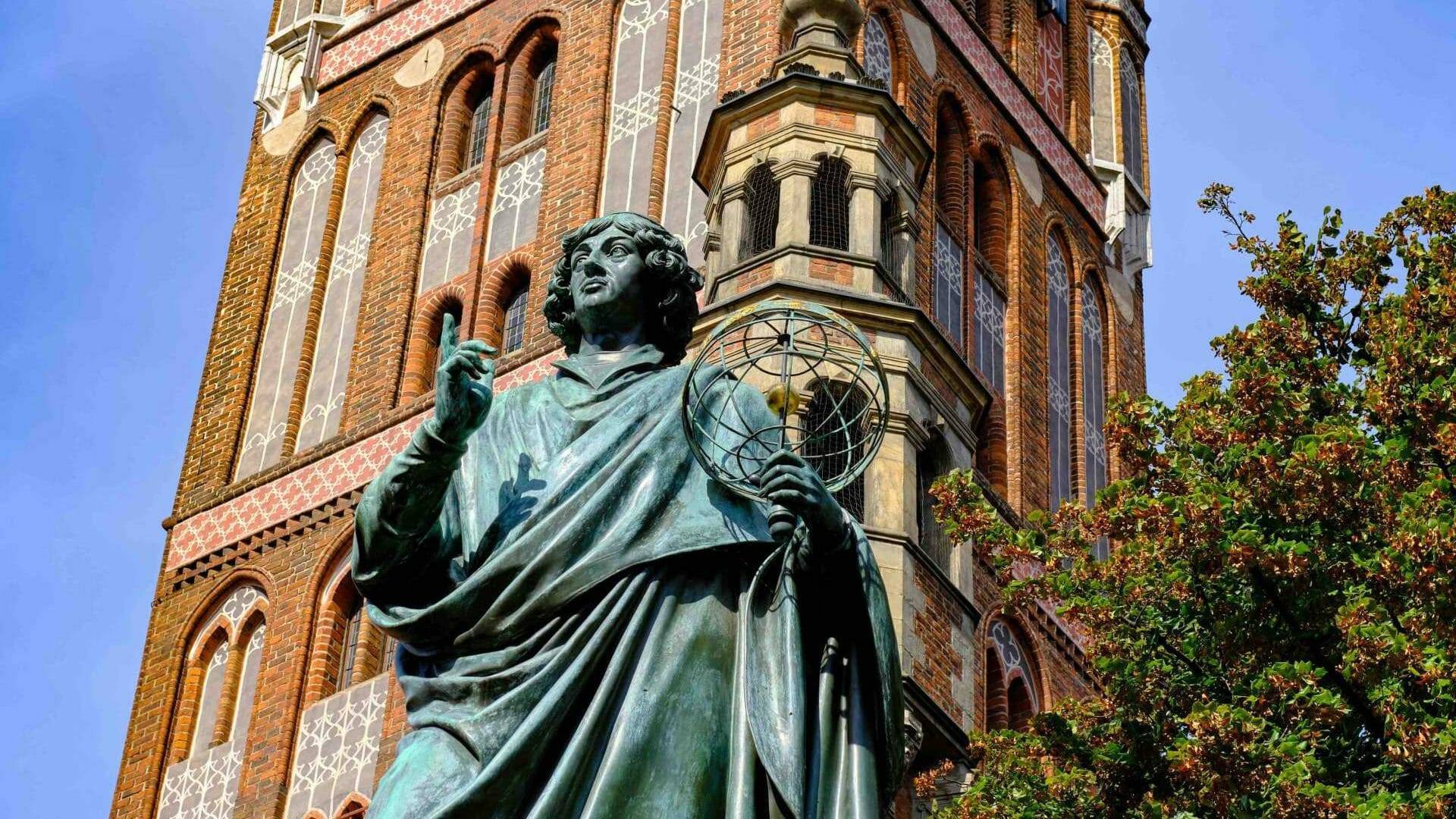 Copernico nació en Torun y preside la plaza del Mercado.