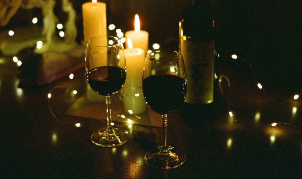 Escoge un buen vino para maridar con tu plato y recuerda: existen muy vinos tintos para beber junto con pescados.