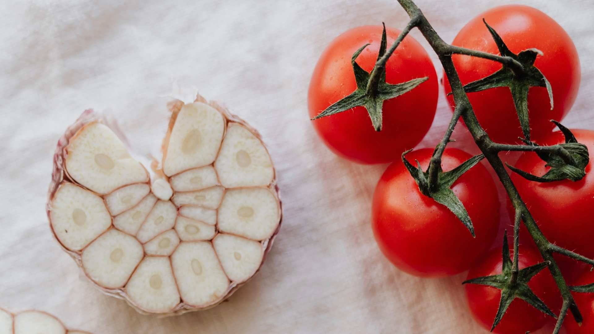 El ajo y el tomate son dos ingredientes principales para el salmorejo cordobés