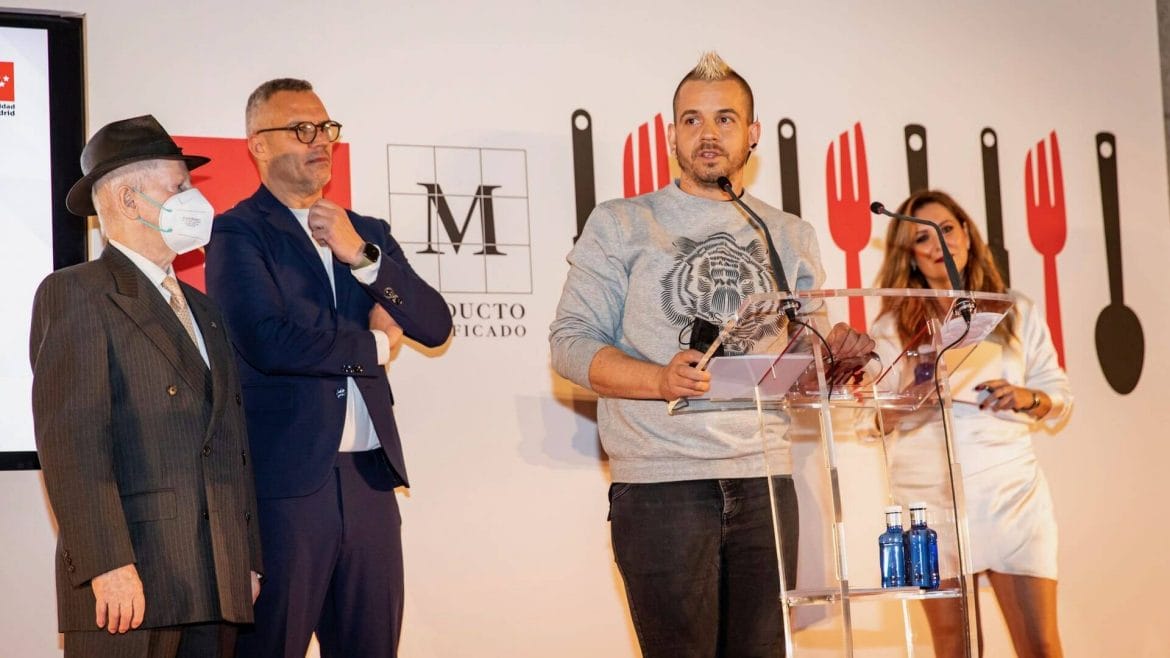 Dabiz Muñoz agradeciendo el galardón de los Premios ACYRE Madrid a mejor cocinero