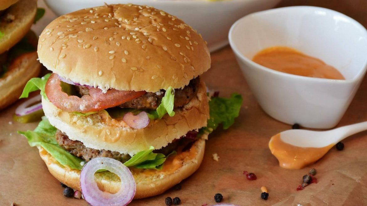 La receta de salsa para hamburguesas que querrás comerte a cucharadas