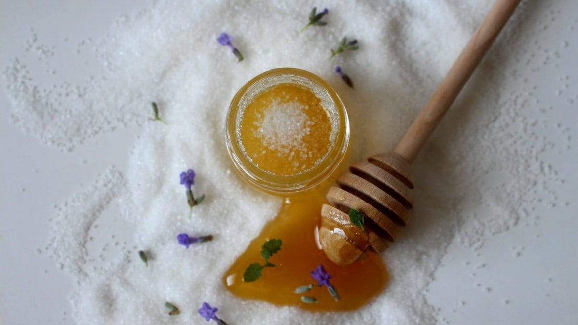 Miel o azúcar. ¿Qué es más saludable para endulzar?
