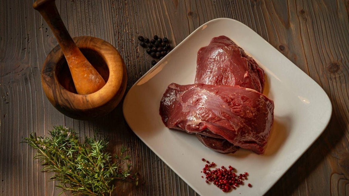 La carne de ciervo se caracteriza por ser una carne muy magra sin apenas grasa para una receta espectacular