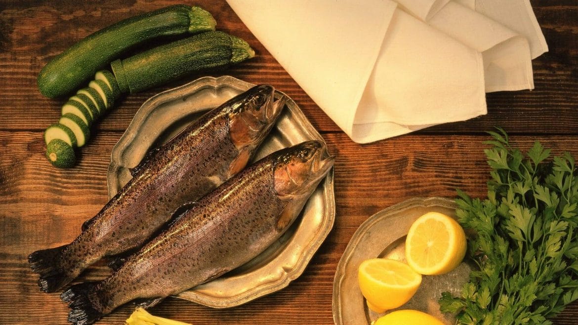 La trucha es considerada el pescado de montaña por excelencia. Contiene más ácidos grasoso que el pescado de mar, lo que la hace una buena fuente de Omega-3