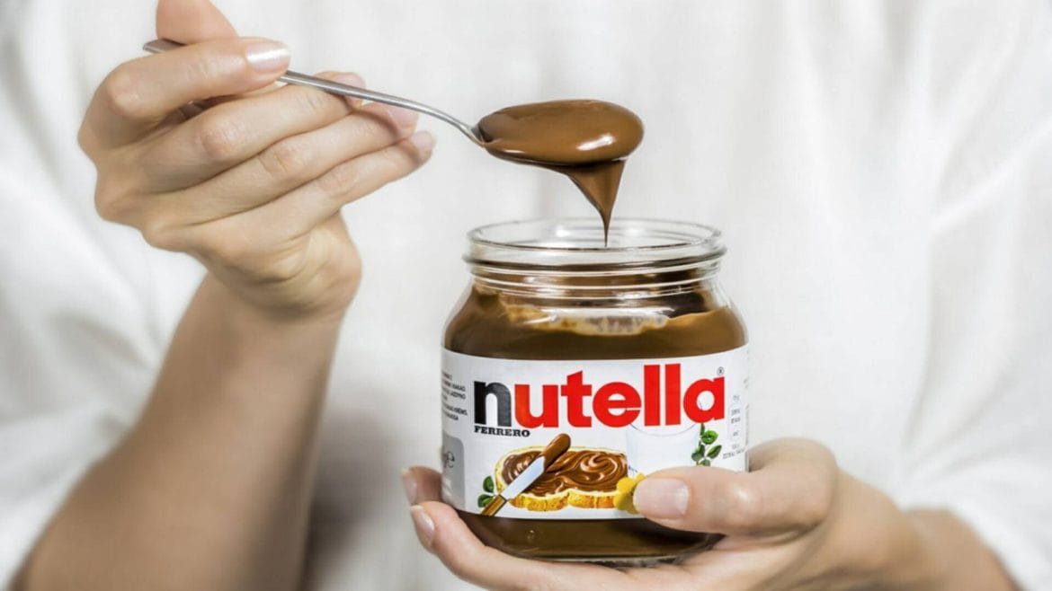 Aunque contiene grasas y calorías, la Nutella también tiene algunos beneficios para la salud gracias a sus ingredientes naturales como las avellanas.