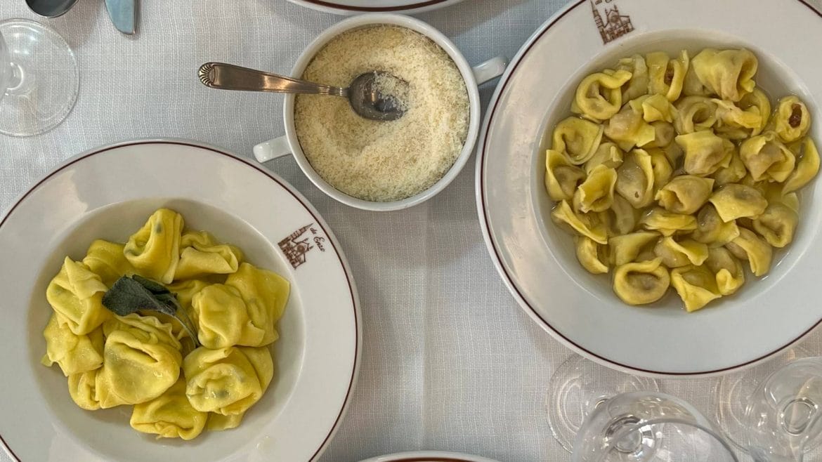 Tortelloni di ricotta e spinaci (izquierda) y tortellini in brodo (derecha): dos platos muy típicos de Módena