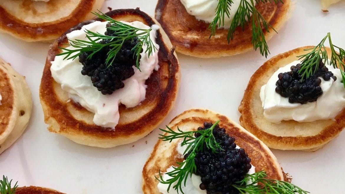 Ideas de aperitivos para Navidad: Blinis con crema de queso y caviar
