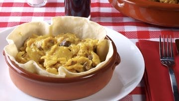 Es un guiso a base de carnes nobles como conejo o pollo y servido con tortas cenceñas, típicas de Castilla